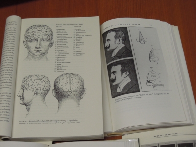  左は、19世紀にヨーロッパ～アメリカで流行した（疑似）科学である、「骨相学」の著作からの図版。右は、19世紀末の整形技術について論じた著作から（写真５の左側も同様）