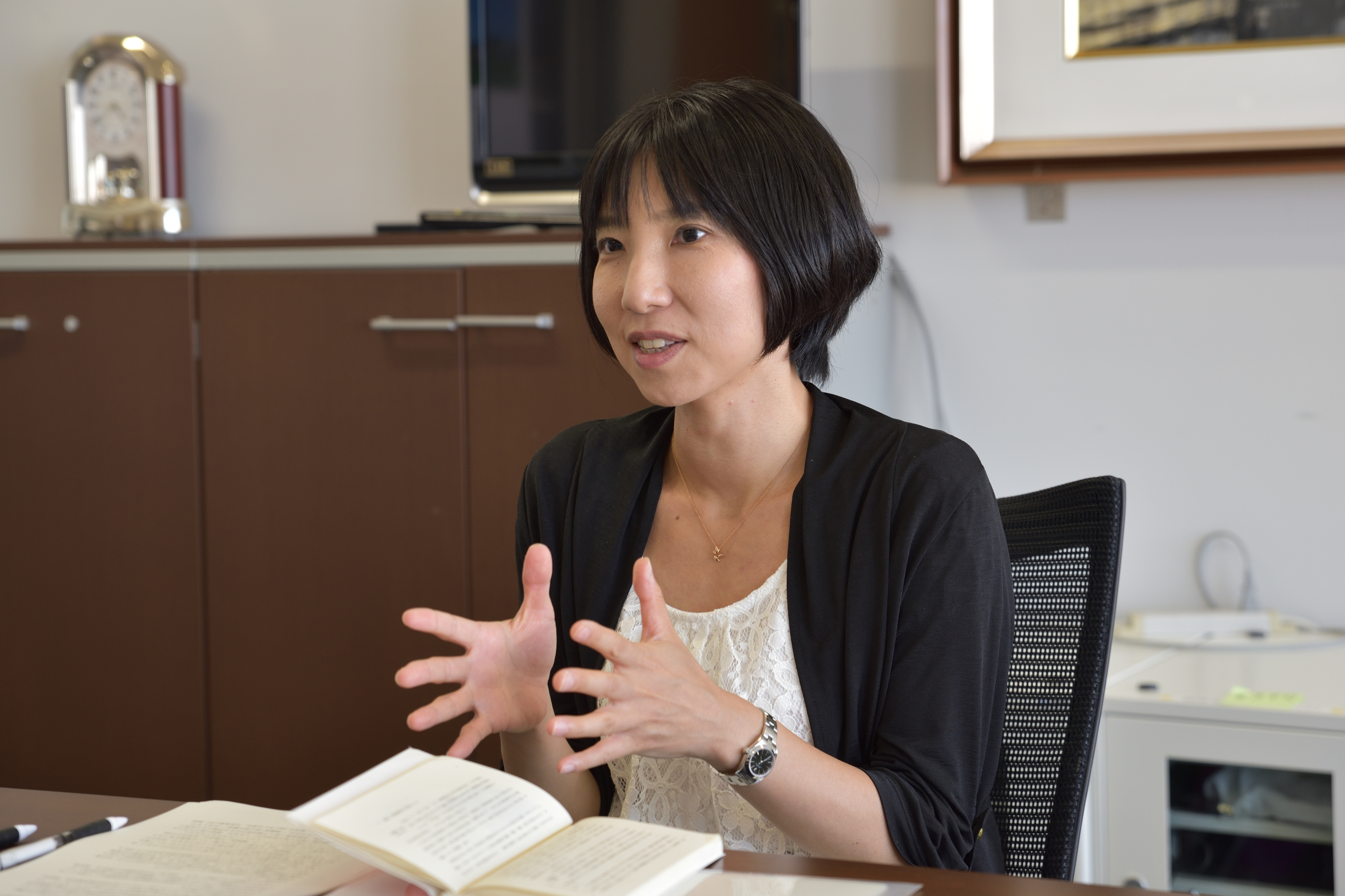 石井里枝:國學院大學経済学部准教授。東京大学経済学部卒業。同大学院経済学研究科博士課程修了。博士(経済学)。三菱経済研究所研究員、愛知大学経営学部准教授を経て現職。著書に『戦前期日本の地方企業‐地域における産業化と近代経営‐』(日本経済評論社)、『日本経済史』(ミネルヴァ書房)などがある。