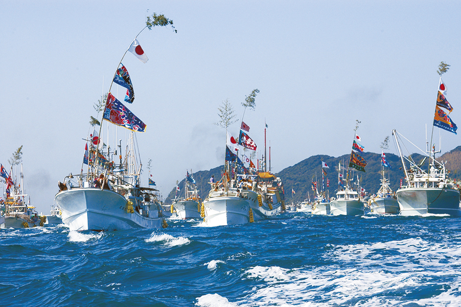 みあれ祭の様子。地元漁師の船が御霊を取り囲み、地域一丸で本土へと運ぶ。