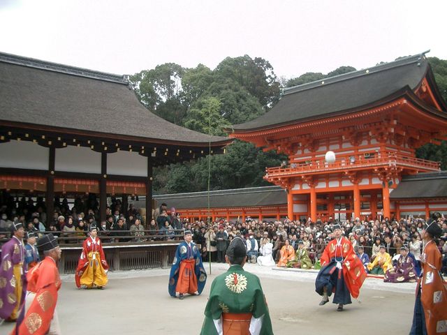 蹴鞠はじめ（下鴨神社提供）