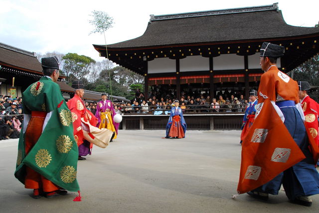 蹴鞠はじめ（下鴨神社提供）