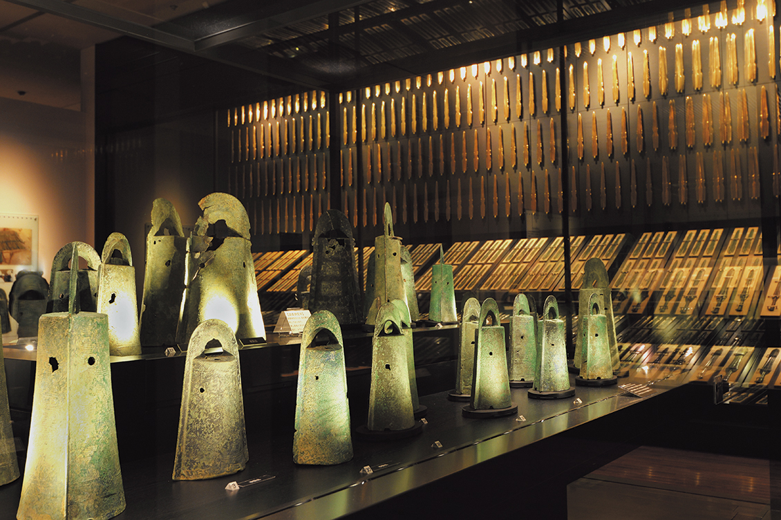 出雲地域では銅剣や銅鐸が数多く出土。弥生時代のものと推定され、貴重な銅を使われていたことから当時の勢力がわかる。