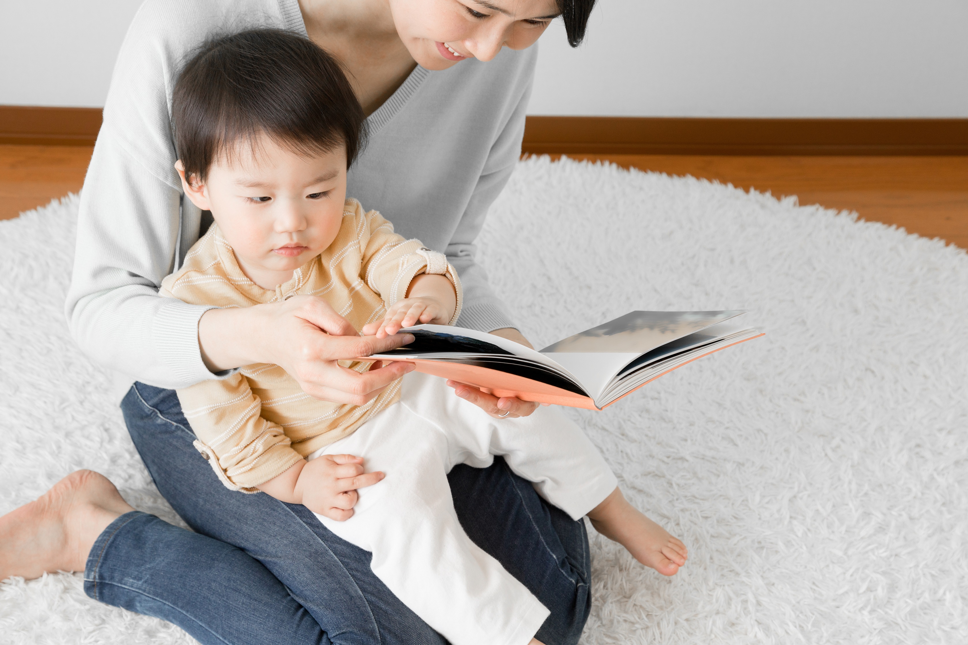 赤ちゃん、本、読み聞かせ