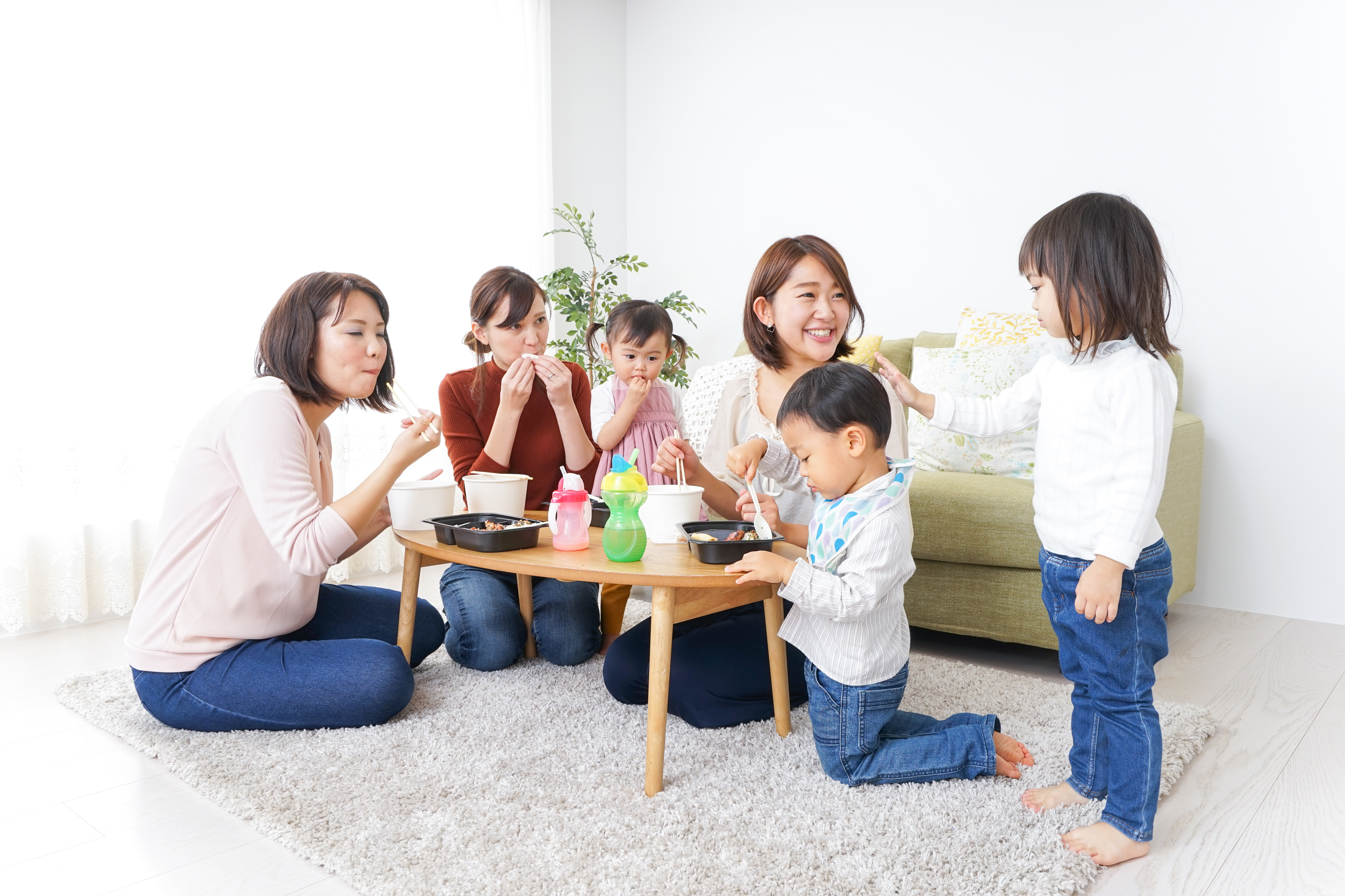 ランチパーティーをするママ友と子供