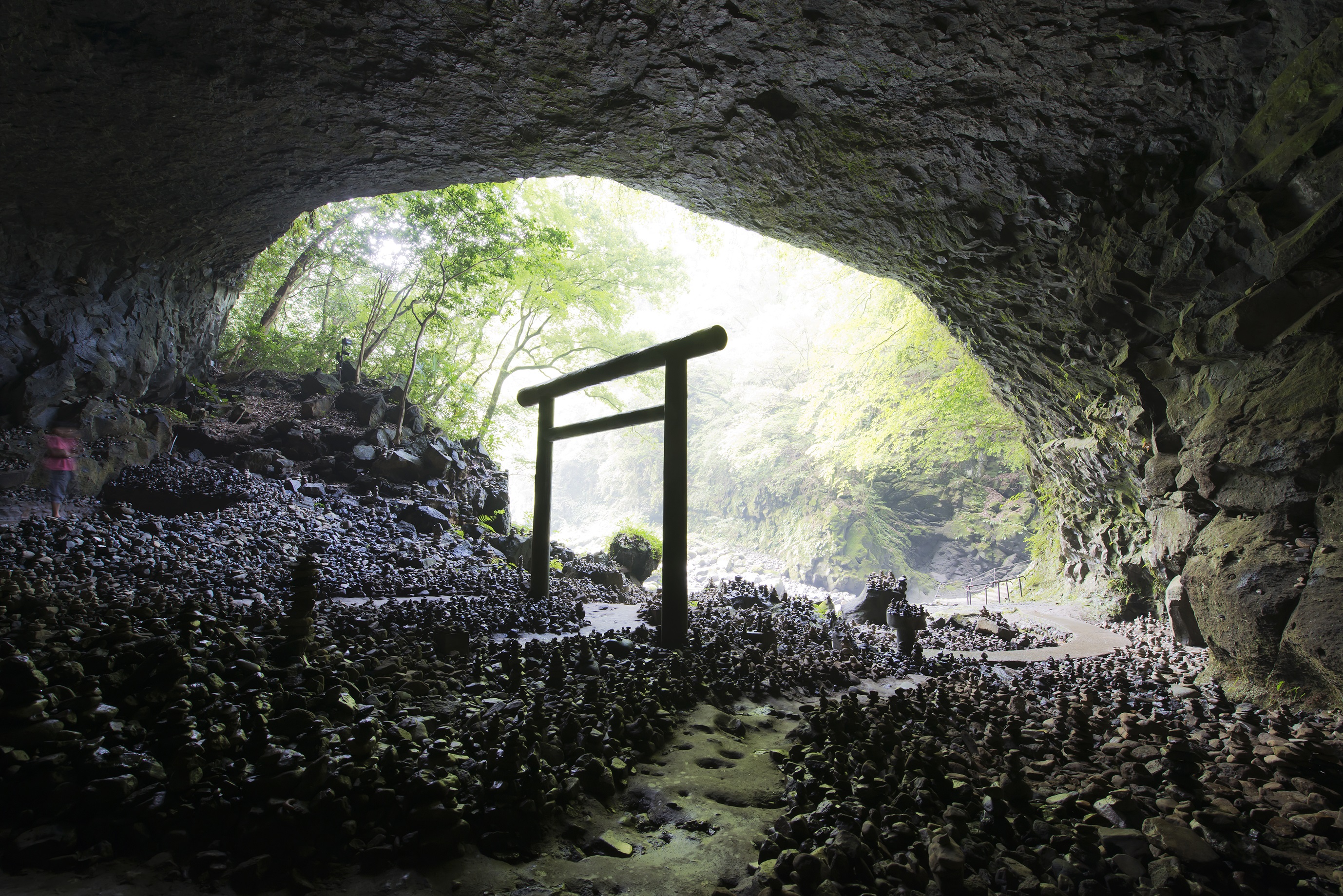 高千穂・天安河原 ～アマテラスが岩戸に隠れた際に、困り果てた八百万の神がこの河原に集まり神議をしたとされる。