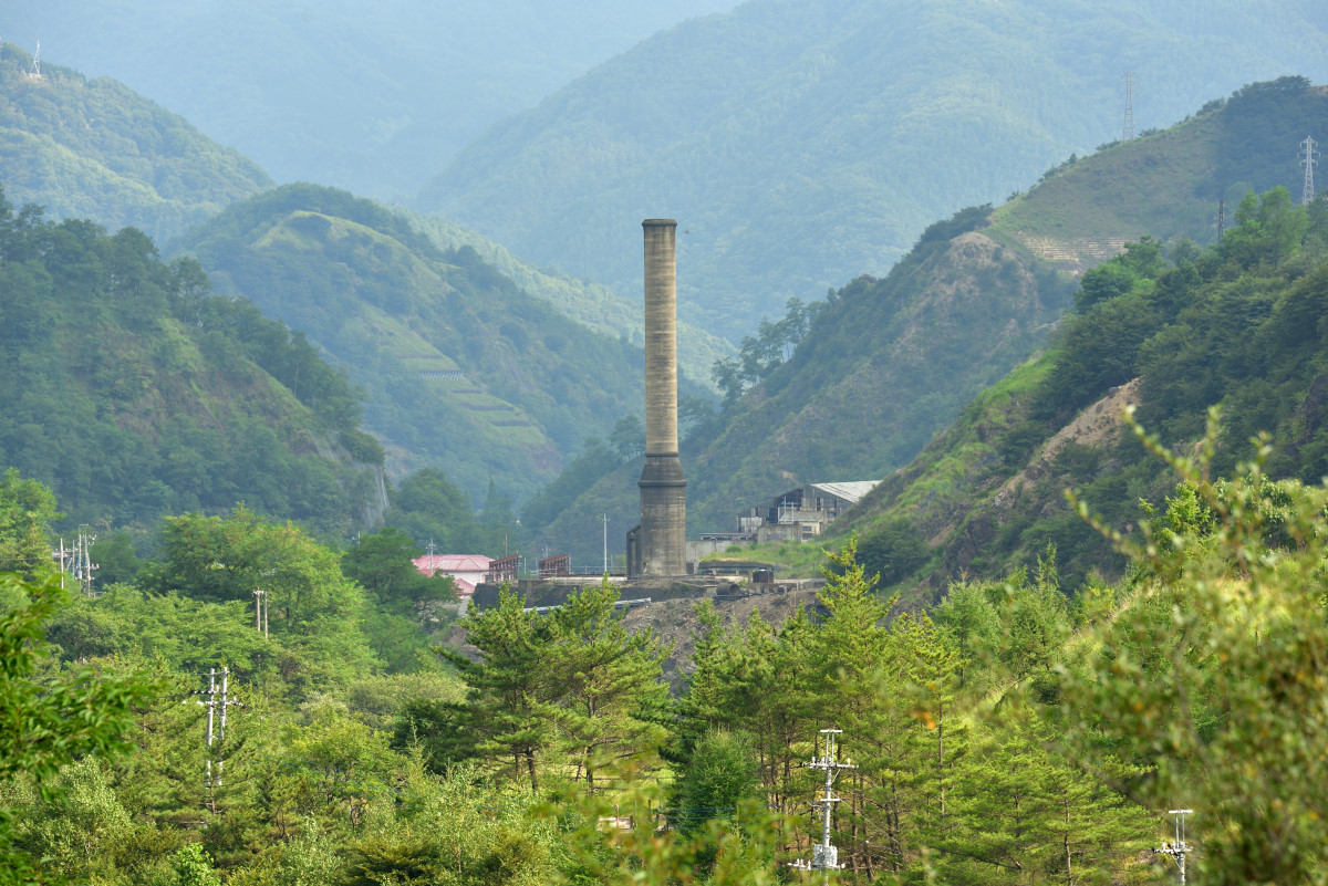 足尾銅山 本山精錬所跡の煙突。周辺には、今も山肌が露出している部分がある。