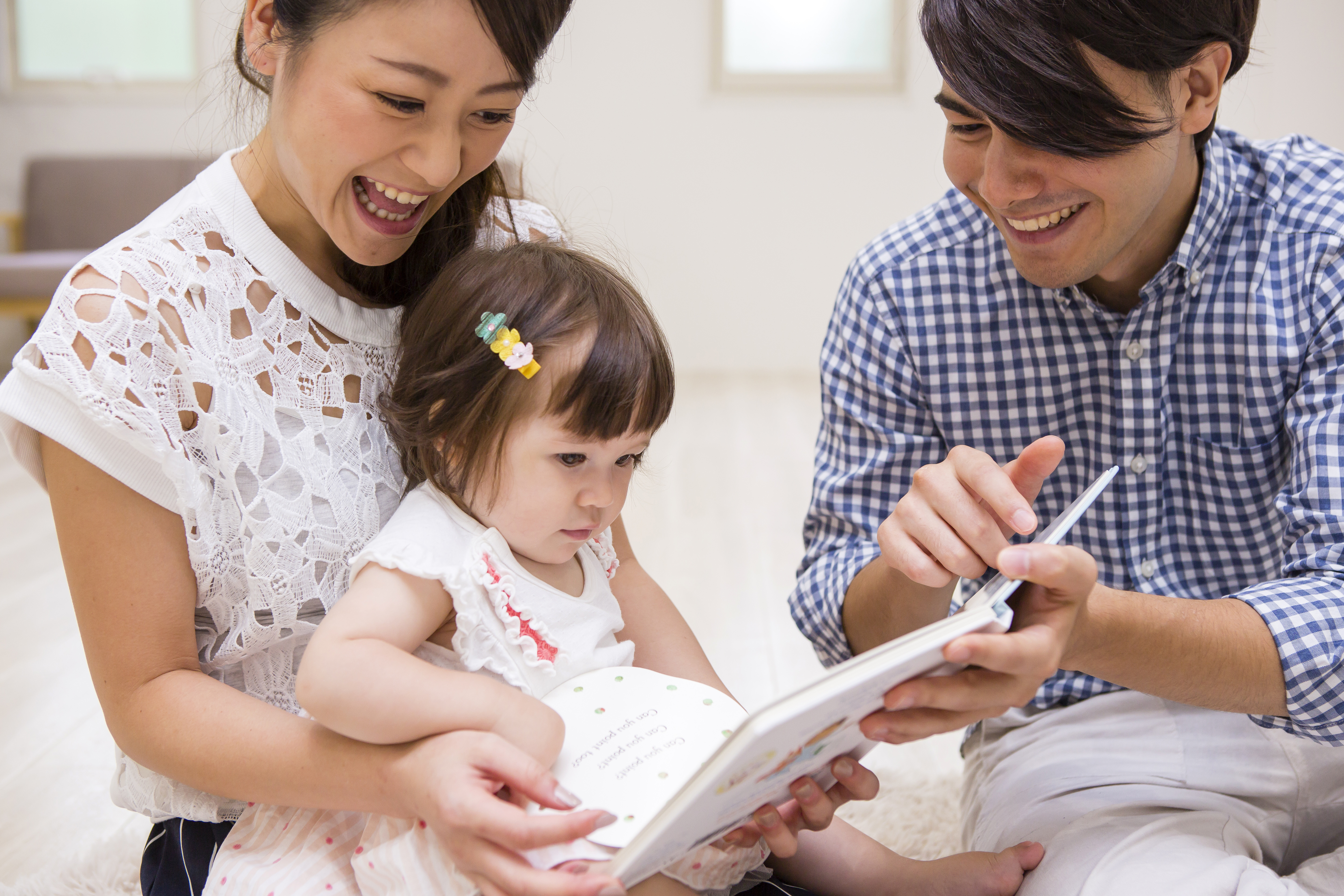 子供に絵本を読む家族