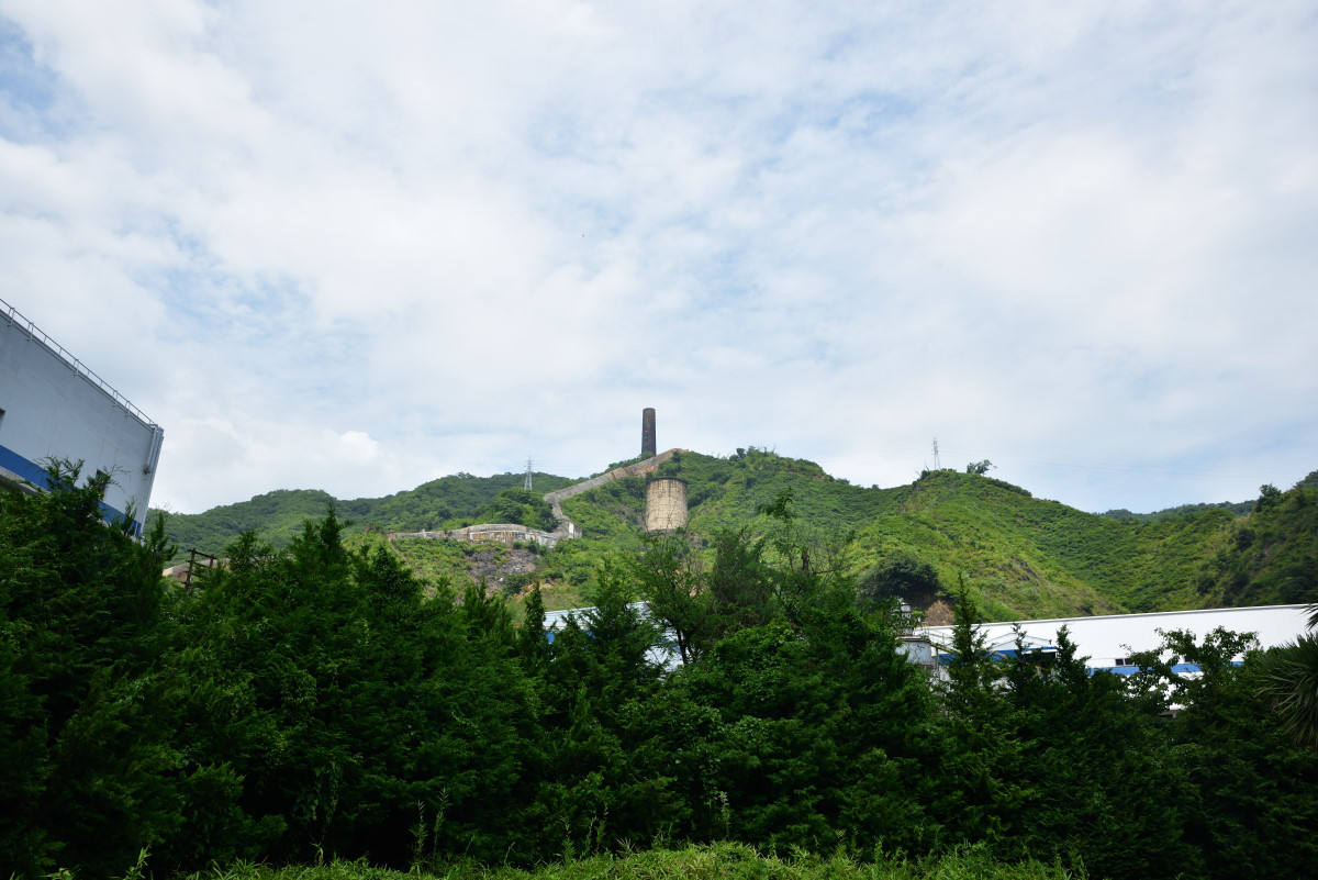 日立鉱山の大煙突を臨む。