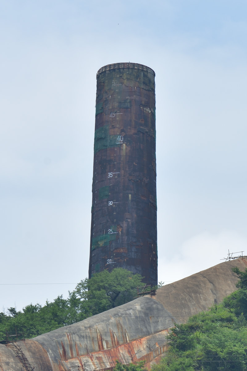 現在の日立鉱山の大煙突。もとは156mの高さがあったが、1993年に下3分の1を残して倒壊して、現在の姿に。