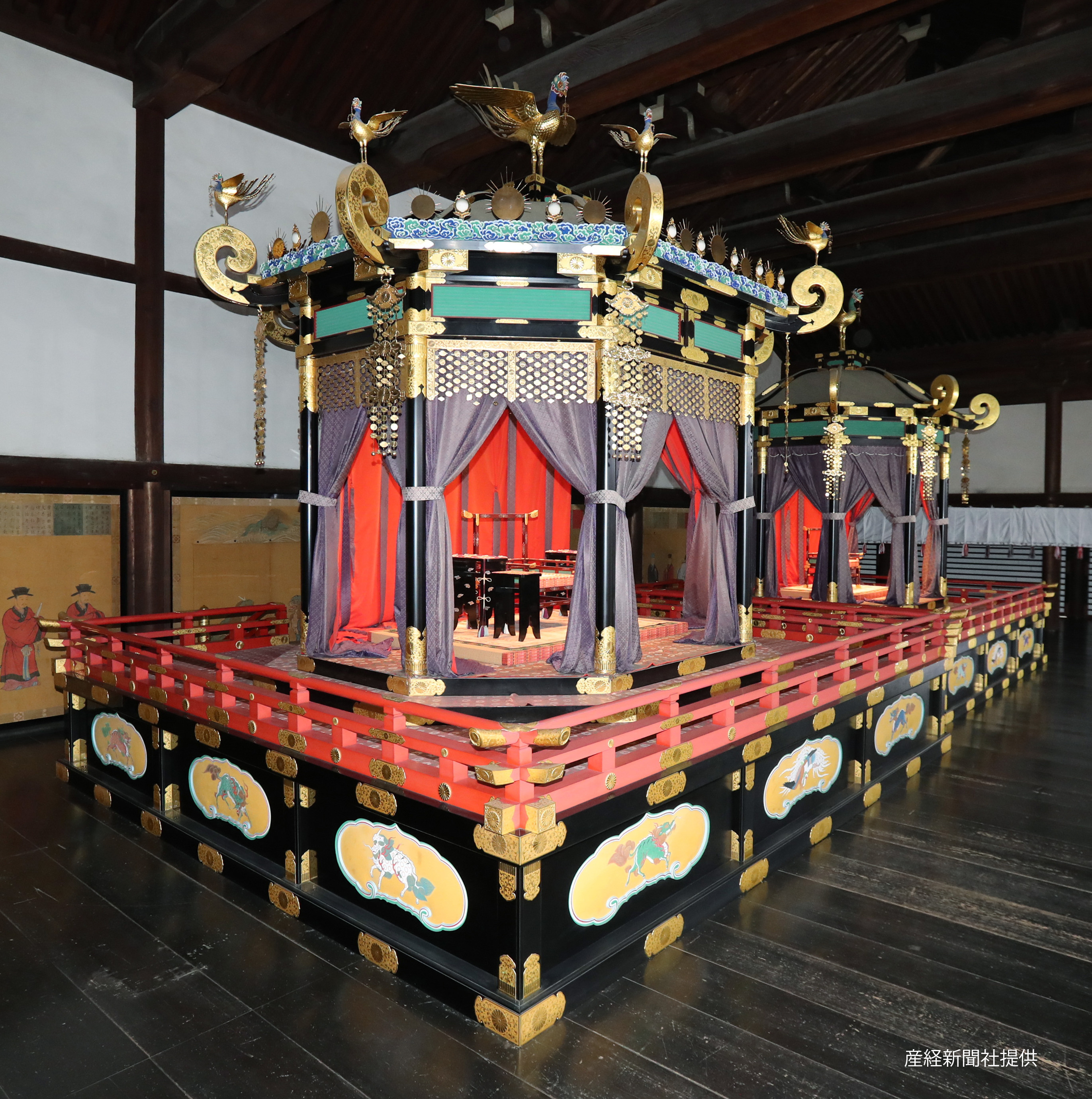 京都御所で公開された「高御座(たかみくら)」と「御帳台(みちょうだい)」。「即位礼正殿の儀」で新たに即位される天皇、皇后両陛下がお立ちになる