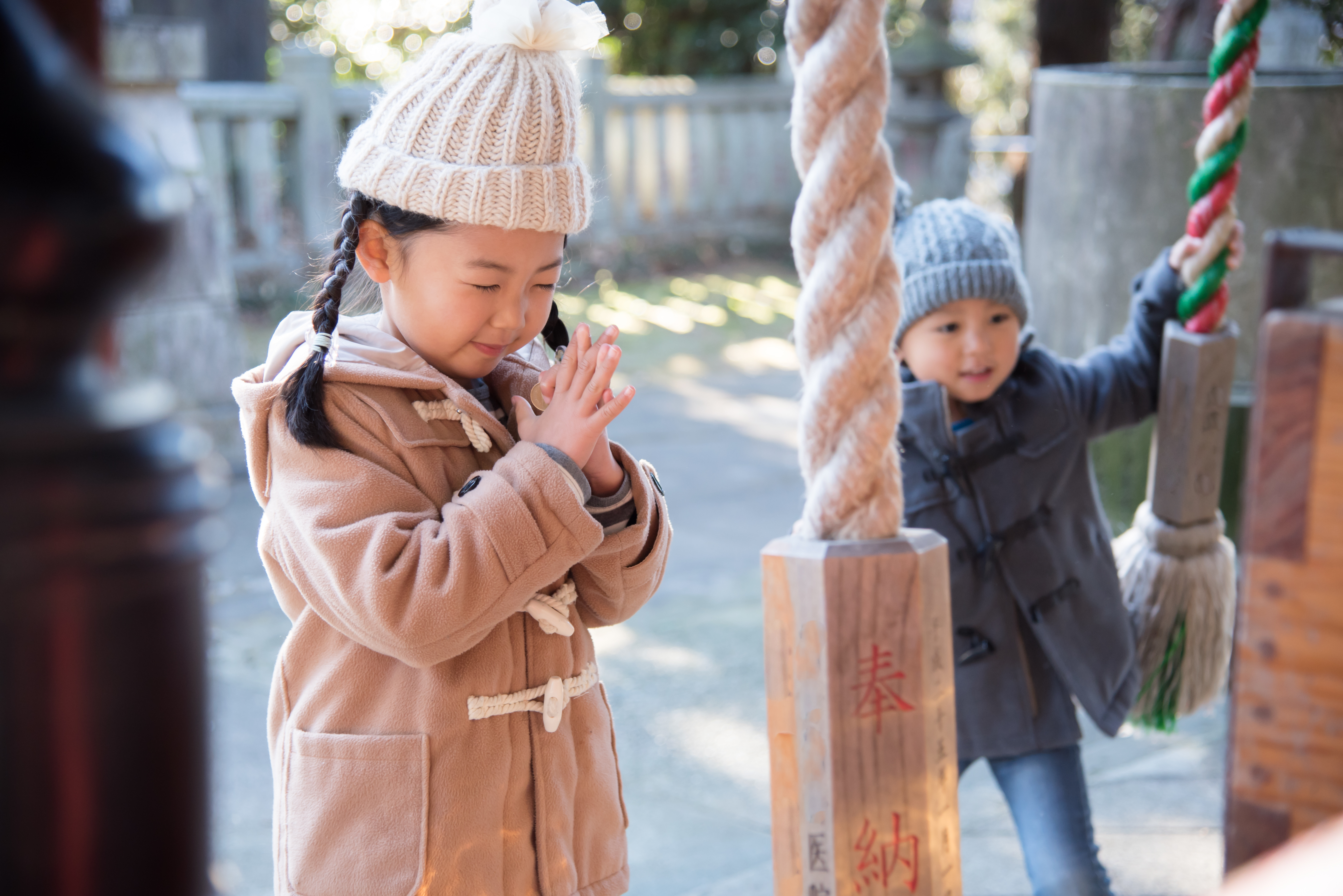 初詣をする子供