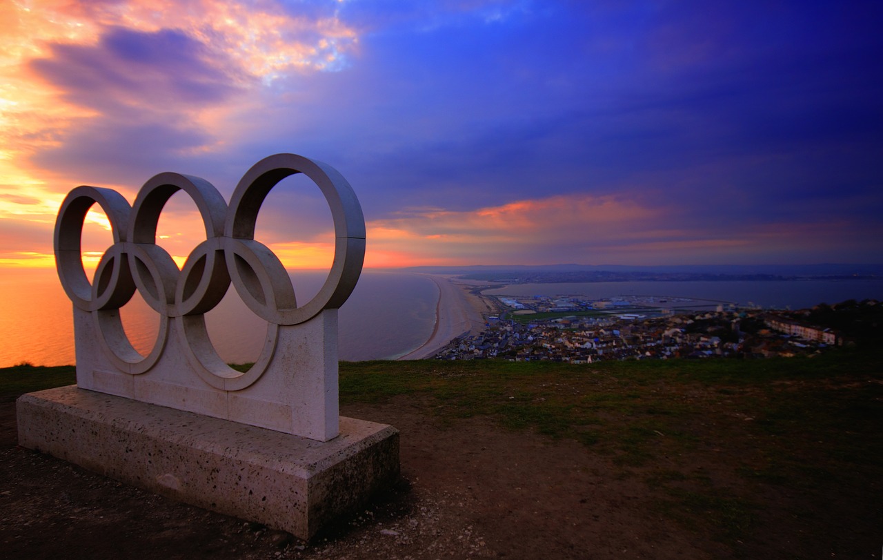 英国ウェイマスにあるオリンピックシンボルの石像。