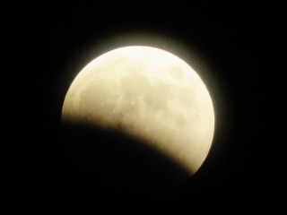 今回、直近の満月（10月8日）は月食でした（若木タワーより）