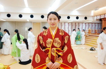 2203教室(祭式教室)で女子の着装中