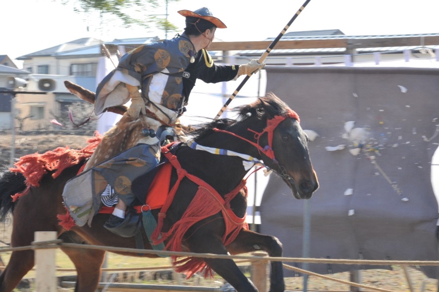 武芸と神事の結びついた「競馬・流鏑馬」  –  國學院大學